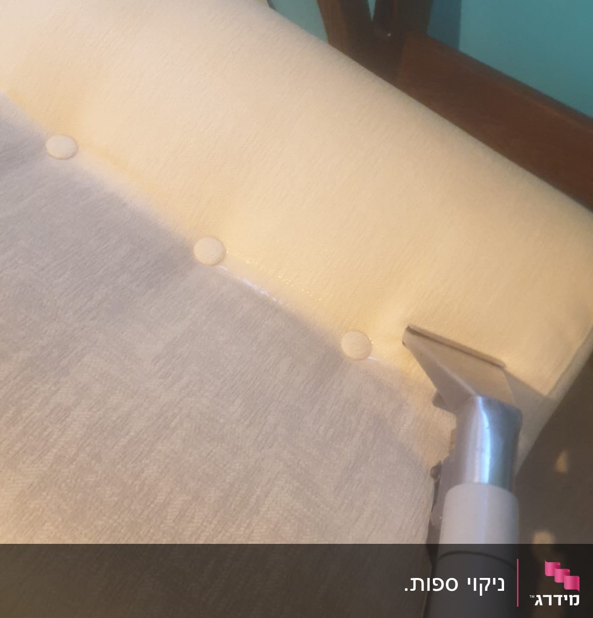 ניקוי ספה עם שואב אבק ידני